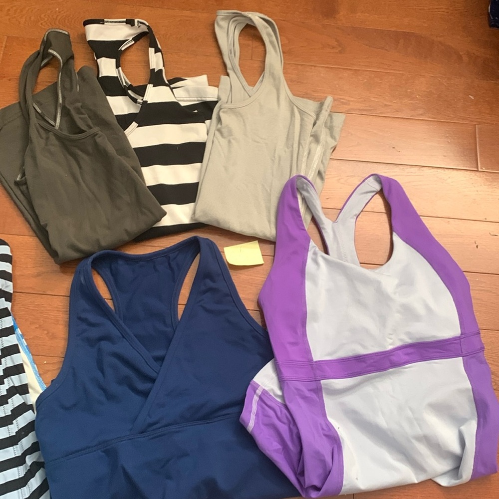 Lululemon sports top. Flash $